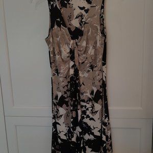 Figure Flattering V Neck Sleeveless Dress